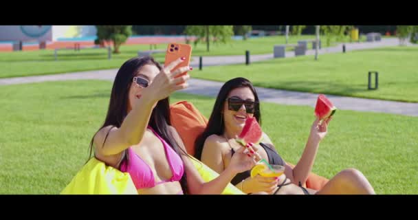 Glada kvinnor i baddräkter som tar selfie på mobiltelefon — Stockvideo