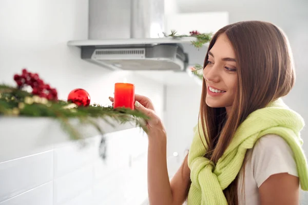 Mujer bonita disfrutando de la decoración de Navidad. —  Fotos de Stock