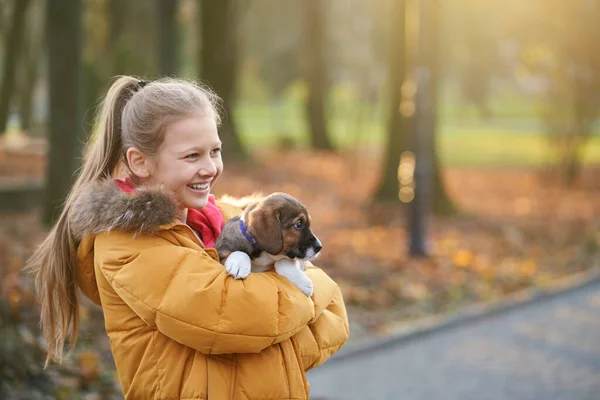 Glückliches Mädchen spaziert mit Welpe im Park. — Stockfoto