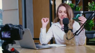 İnternette makyaj yapan ve takipçilerle iletişim kuran bir kadın..