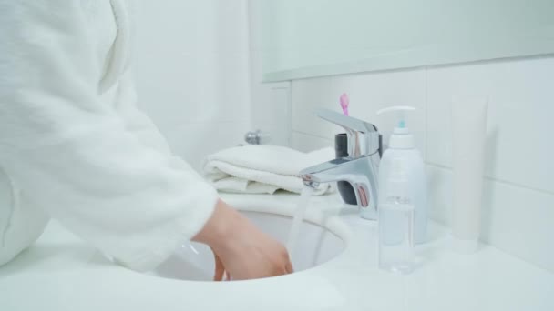 石鹸で手を洗うバスローブの女性 — ストック動画