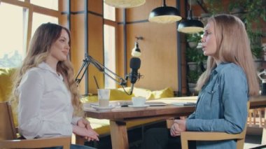 Kadın blog yazarına modern mikrofonla soru soruyor.