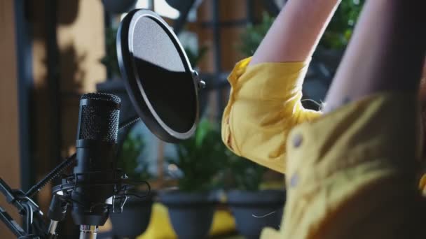 Mujer joven cantando y grabando canciones de moda en el estudio. — Vídeos de Stock