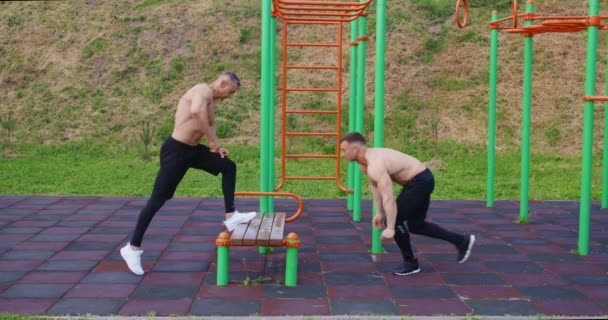 Двоє білоруських спортсменів пройшли тренування кросфіту на свіжому повітрі — стокове відео