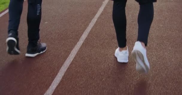 Close up de pernas masculinas em tênis esporte andando no estádio — Vídeo de Stock