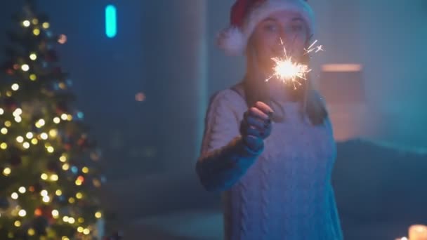 Yeni yıl kutlamaları sırasında maytap kullanan bir kadın — Stok video