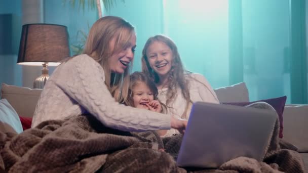 Mãe assistindo desenhos animados no laptop com suas duas filhas — Vídeo de Stock