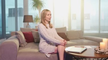 Evden iş görüşmesi sırasında gülümseyen ve konuşan bir kadın.