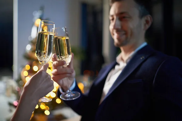 Homem caucasiano celebrando o ano novo com a esposa em casa — Fotografia de Stock