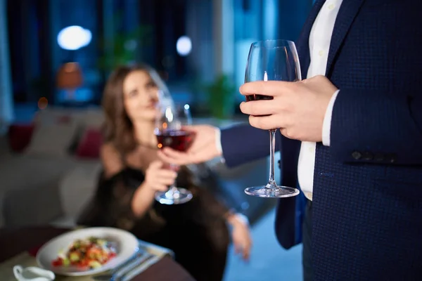 Paar verbringt Abend Zeit zu Hause für romantisches Abendessen — Stockfoto
