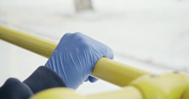 Otobüsteki yolcuları küresel salgından korumak için kapatın. Sarı pipo tutan tıbbi eldiveni verin, kovid-19 salgınını önleyin. Modern karantina önlemleri kavramı.