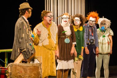 Sahne Alanı'ndaki aktörler palyaçolar