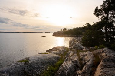 Baltık Denizi 'nde ve Grinda sahilinde, Stockholm Takımadaları' nda ve İsveç 'te Stockholm Takımadaları' nın bir kısmında altın akşam ışığı parlar.