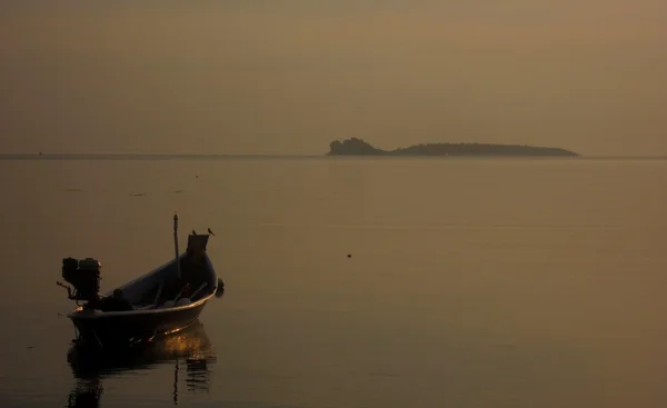 Пустая лодка в тихом море на восходе солнца — стоковое фото