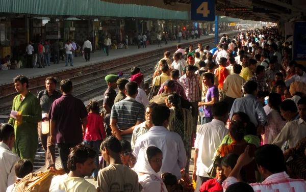 Estación de tren india en hora punta — Foto de Stock