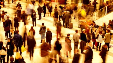 Rush hour sırasında yoğun bir tren istasyonu