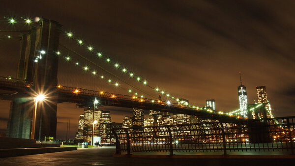 Brooklyn Bridge lights at night
