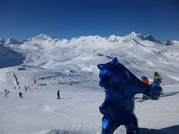 Estatua de Oso Azul en los Alpes — Foto de Stock