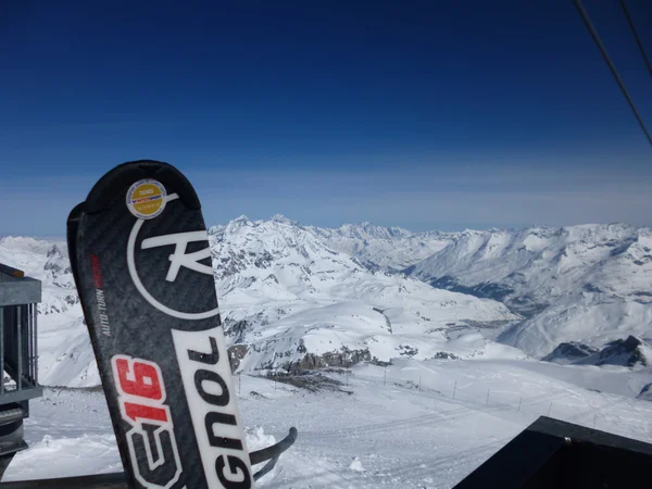 Esquís en la cima de una montaña — Foto de Stock