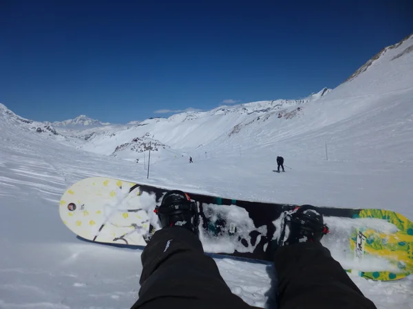 Snowboardista odpočinku a posezení — Stock fotografie