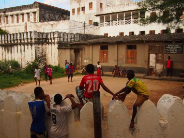 Zanzibar futbol izlerken gençler