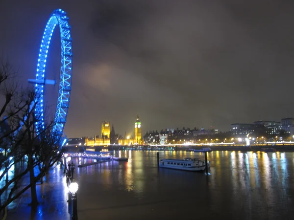 Река Темза ночью — стоковое фото