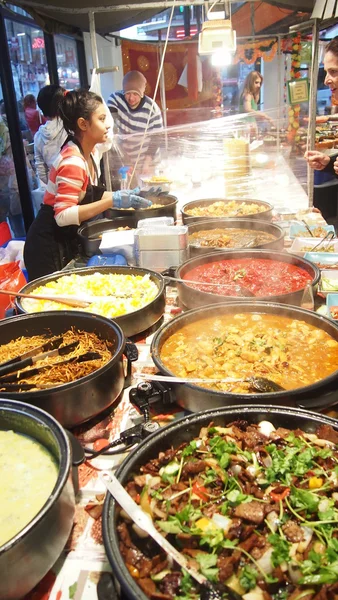 Mercado callejero de alimentos vendiendo curry malayo —  Fotos de Stock