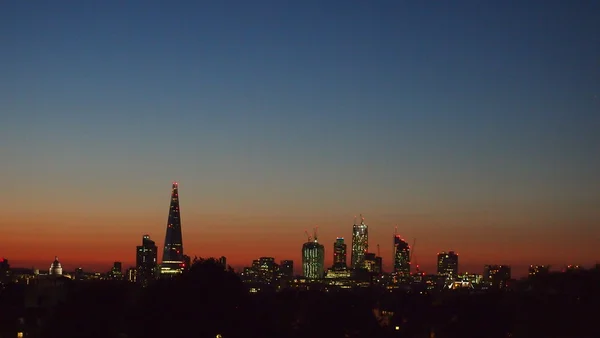 Londonskyline vid solnedgången — Stockfoto