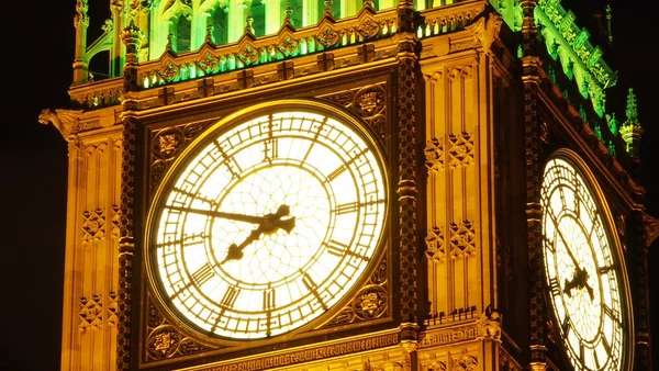 Big Ben reloj cara en la noche —  Fotos de Stock