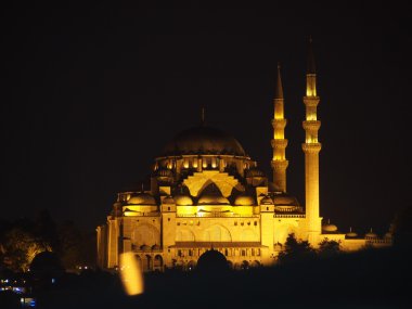 Geceleri aydınlatılan Istanbul Camii