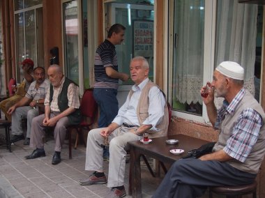 Yaşlı Türk erkekler çay içme
