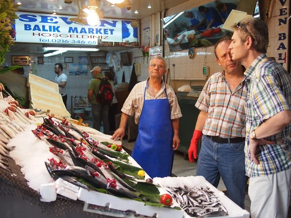 Vendedor de pescado que vende pescado fresco — Foto de Stock