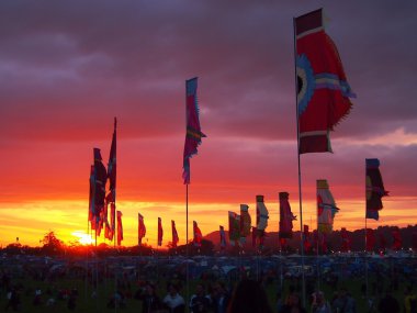 Gün batımında Festival bayrakları