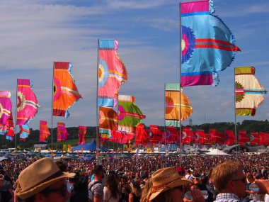 Müzik Festivali bayrakları ve kalabalık