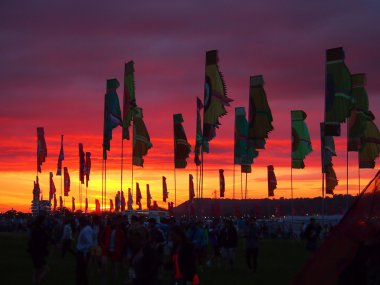 Gün batımında Festival bayrakları