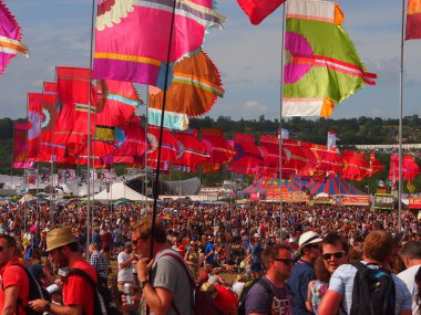 Müzik Festivali bayrakları ve kalabalık