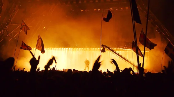 Festival de música multidão à noite — Fotografia de Stock