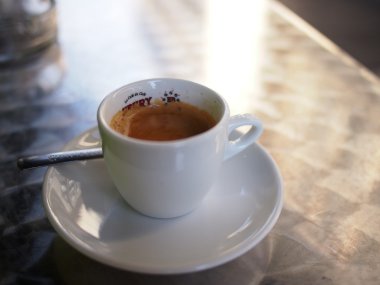 Bir fincan espresso kahvaltı için