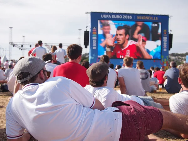 Angol szurkolók a Marseille fan zone — Stock Fotó