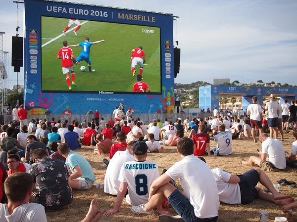 Angol szurkolók a Marseille fan zone — Stock Fotó