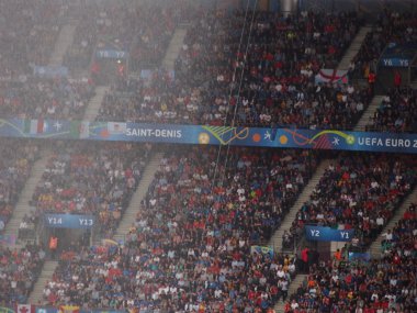Şiddetli yağmur fırtına sırasında futbol