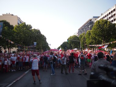 Yürüyen Polonya hayranları