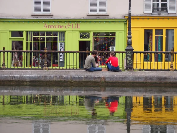 Färgglada kaféer på Canal St. Martin — Stockfoto