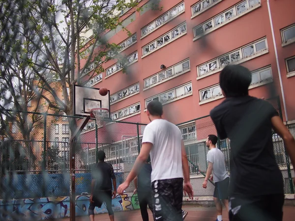 Playing basketball in Paris — Stock Photo, Image