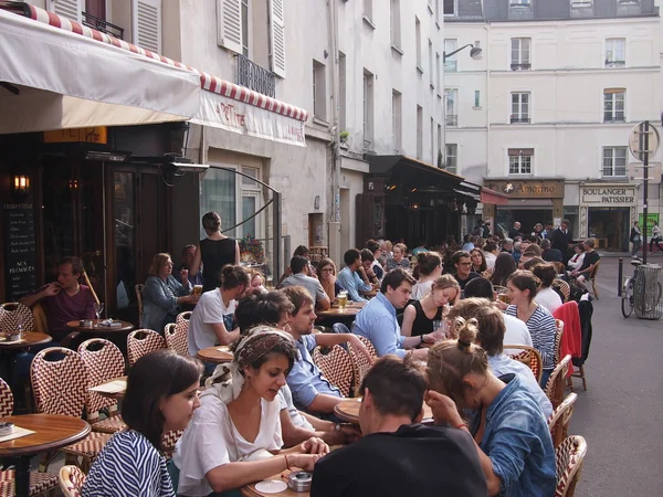 Estudiantes parisinos beben al sol —  Fotos de Stock
