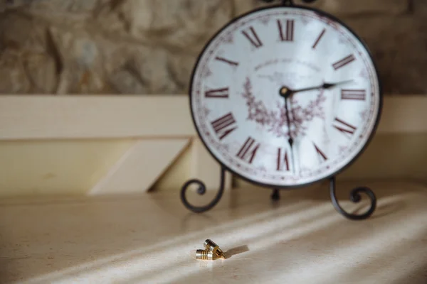 Gemelos de hombre en la mesa. Reloj de fondo — Foto de Stock