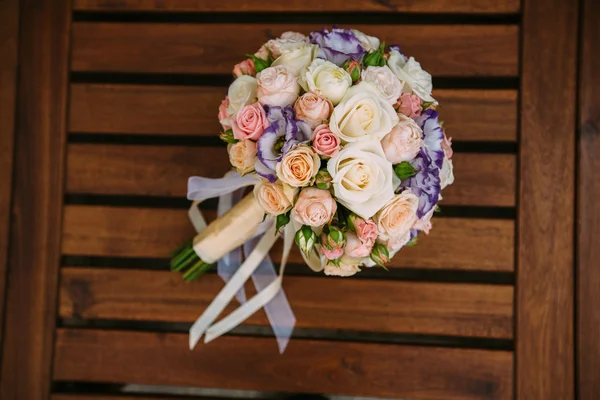 Mooie bruiloft boeket van gele en witte rozen liggend op wo — Stockfoto