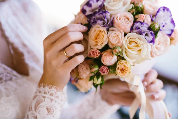 Ramo de bodas en manos de novias — Foto de Stock