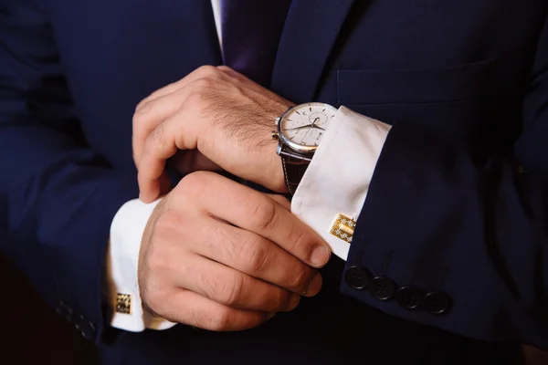 Мужские руки с запонками и часами. Элегантная мужская одежда — стоковое фото