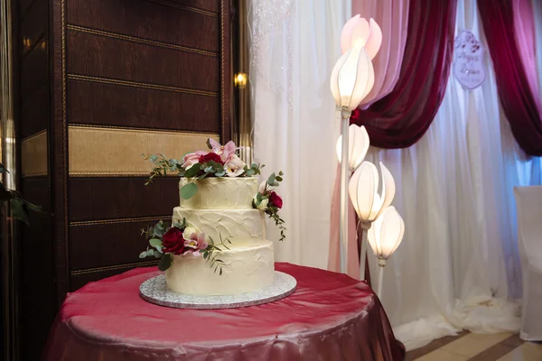 Grande torta di nozze multilivello bianco con rose rosse e decorativi — Foto Stock